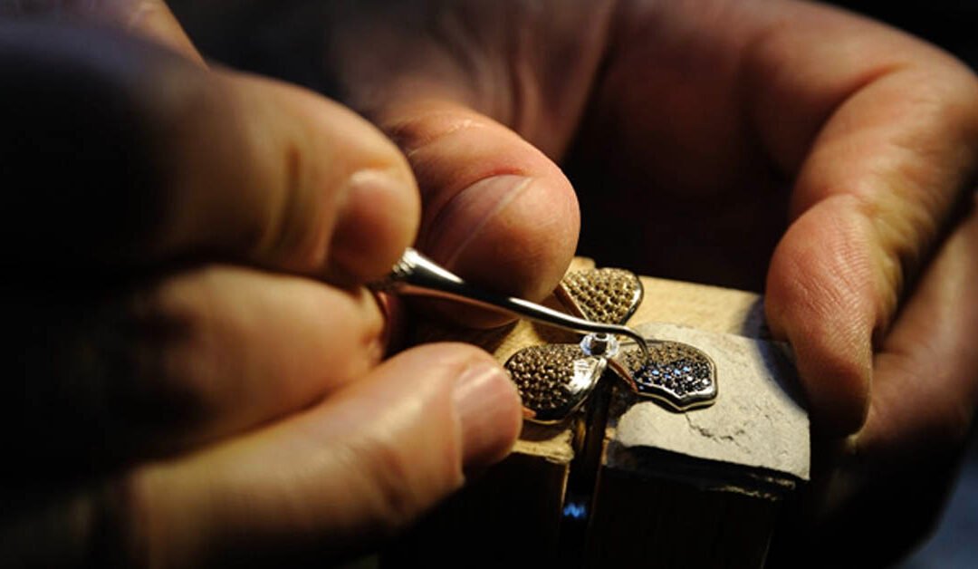 فن صياغة الذهب: رحلة عبر العصور والأنواع